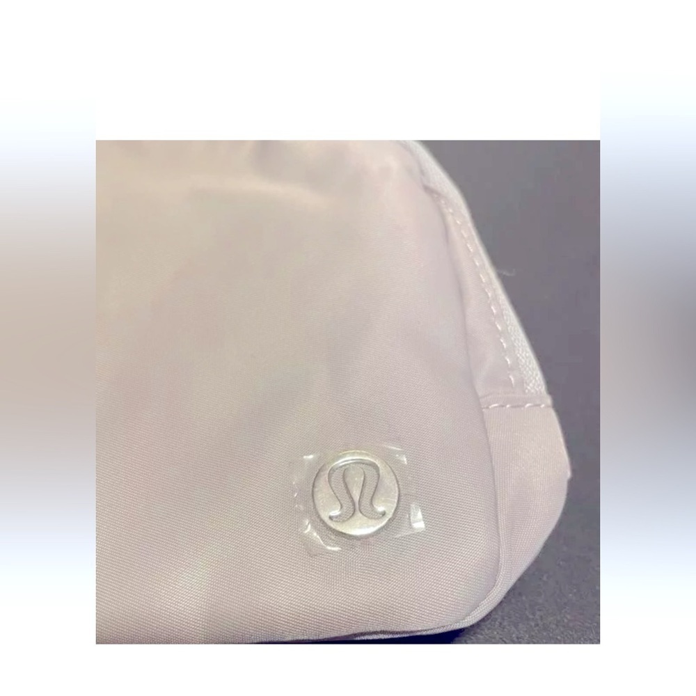 NWT Lululemon UNISEX Grey Belt Bag - Silver Drop Crossbody 1L - Picture 7 of 12